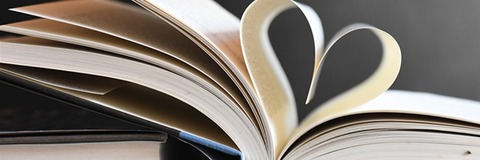Buch, das mit seinen Seiten ein Herz formt.