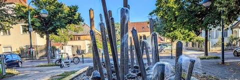 Jubiläumsbrunnen Wilmhölzelstraße mit Bäumen im Hintergrund - Foto: Harald Müllner